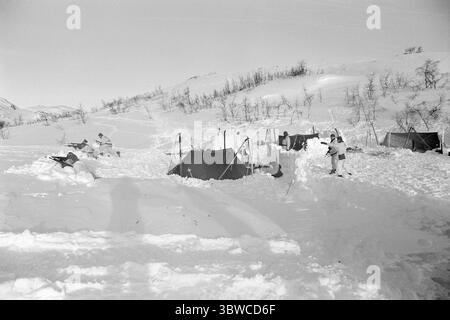 Aktuell 14-2-1971 : Une guerre contre les températures glaciales. L'Académie militaire traverse le plateau de Hardangervidda Aktuell a suivi la marche d'hiver annuelle des cadets de l'Académie militaire à travers le plateau de Hardangervidda de Haugastøl à Vinje. Le but de la marche de montagne, qui s’étend sur plus de 100 km, n’est pas seulement de donner aux futurs lieutenants une formation à des missions de leadership et de patrouille en haute montagne. C'est aussi une manœuvre militaire. Mais la marche d'hiver de cette année s'est avérée être plus une bataille contre les températures glaciales. Photo : Aage Storløkken / Aktuell / NTB ***PHOTO N Banque D'Images