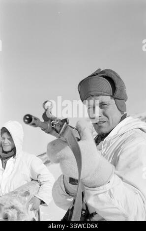 Aktuell 14-2-1971 : Une guerre contre les températures glaciales. L'Académie militaire traverse le plateau de Hardangervidda Aktuell a suivi la marche d'hiver annuelle des cadets de l'Académie militaire à travers le plateau de Hardangervidda de Haugastøl à Vinje. Le but de la marche de montagne, qui s’étend sur plus de 100 km, n’est pas seulement de donner aux futurs lieutenants une formation à des missions de leadership et de patrouille en haute montagne. C'est aussi une manœuvre militaire. Mais la marche d'hiver de cette année s'est avérée être plus une bataille contre les températures glaciales. Photo : Aage Storløkken / Aktuell / NTB ***PHOTO N Banque D'Images