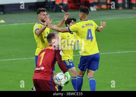 5 décembre 2020, Cadix, Espagne : Sergio Gonzalez et Jairo Izquierdo de Cadix CF lors du match de la Liga Santander entre Cadix CF et FC Barcelone à l'Estadio Ramon de Carranza à Cadix, Espagne. (Crédit image : © Jose Luis Contreras/DAX via ZUMA Wire) Banque D'Images