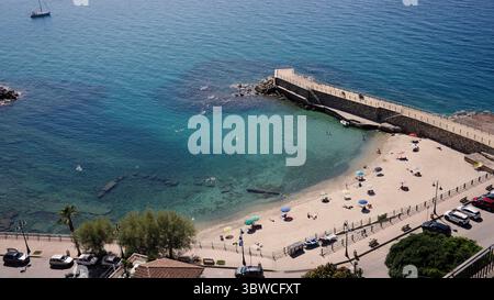 Vue aérienne des touristes profitant des vacances d'été sur la plage de Pizzo Calabro, une ville pittoresque dans le sud de l'Italie Banque D'Images
