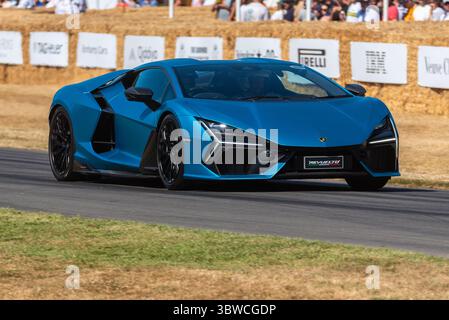 Voiture de sport hybride Lamborghini Revuelto remontant la piste de montée de colline au Goodwood Festival of Speed 2025 Banque D'Images