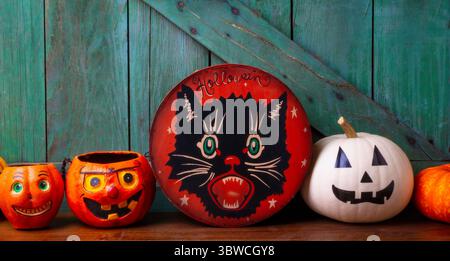 Visages d'Halloween sur citrouilles blanches et boîte de chat et décorations Banque D'Images