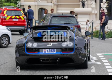 Monte Carlo, Monaco - vue sur une Bugatti Veyron 16,4 Super Sport Edition merveilleux au volant sur la place du Casino. Banque D'Images