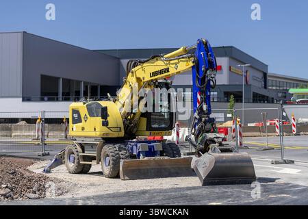 Wickrange, Luxembourg - vue sur une pelle sur roues jaune Liebherr A 918 Compact pour travaux de terrassement sur un chantier. Banque D'Images