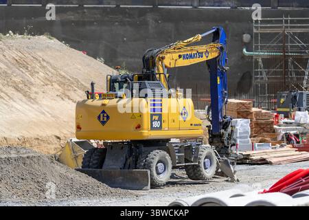 Wickrange, Luxembourg - vue sur une pelle sur roues jaune Komatsu PW180-11 pour le terrassement sur un chantier de construction. Banque D'Images