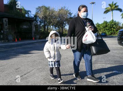 8 décembre 2020, Pembroke Pines, FL, USA : Isabella Fernandez, 4, et Christina Oropesa quittent Sergio's Restaurant à Pembroke Pines alors que les températures ont plongé dans les basses années 50 et 60 dans le sud de la Floride le mardi 8 décembre 2020. (Crédit image : © TNS via ZUMA Wire) Banque D'Images