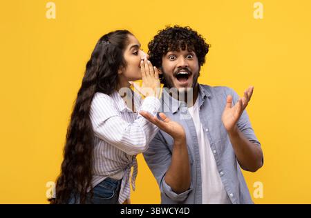 Une jeune femme indienne partage des secrets avec son copain excité, un couple millénaire qui murmure des commérages les uns aux autres Banque D'Images