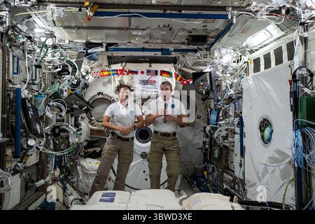 4 décembre 2020 - atmosphère terrestre - les astronautes de la NASA et les ingénieurs de vol de l'expédition 64 Shannon Walker et Michael Hopkins sont photographiés dans le module de laboratoire Kibo lors d'un appel espace-sol avec le personnel de SpaceX. (Crédit image : © NASA/ZUMA Wire/ZUMAPRESS.com) Banque D'Images