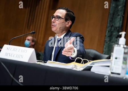 10 décembre 2020, Washington, District of Columbia, États-Unis : WASHINGTON, ÉTATS-UNIS - DEC 10 : le secrétaire au Trésor Steven Mnuchin témoigne devant la Commission de surveillance du Congrès lors d'une audition sur ''l'examen des prêts aux entreprises critiques pour le maintien de la sécurité nationale'' au Capitole à Washington, DC, jeudi 10 décembre 2020. (Photo de Sarah Silbiger pour le Washington Post)le secrétaire au Trésor des États-Unis Steven T. Mnuchin témoigne devant la Commission de surveillance du Congrès lors d’une audition intitulée â€œExamination de prêts aux entreprises essentiels au maintien de N. Banque D'Images