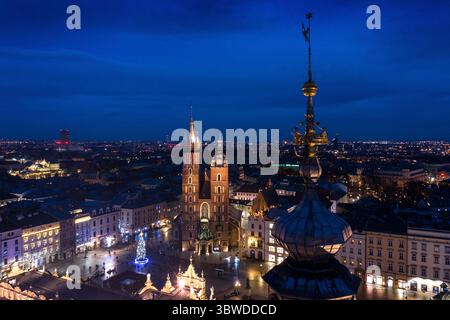 5 décembre 2020, Cracovie, Pologne : (NOTE DE LA RÉDACTION : image prise avec un drone).Une vue de la basilique Saint Maryâ€™ sur la place du marché principal à Cracovie. (Crédit image : © Vito Corleone/SOPA images via ZUMA Wire) Banque D'Images