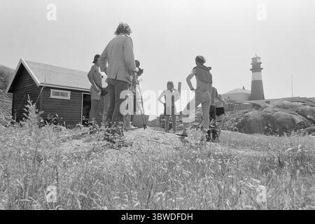 Aktuell 32 - 4 - 1972 : été cinématographique dans le sud de la Norvège C'est l'été du cinéma et de la littérature norvégiens dans le sud de la Norvège. Norsk film A/S et Team-film battent leur plein avec deux productions. Norsk film s'est concentré sur 'Omgivelser' de Kjell Askildsen, Team-film traite avec Sigbjørn Hølmebakk et 'Jentespranget'. Tournage du film Omgivelser au phare de Ryvingen. Photo : ODD Ween / Aktuell / NTB ***LA PHOTO N'EST PAS TRAITÉE*** *le texte est traduit automatiquement* Banque D'Images