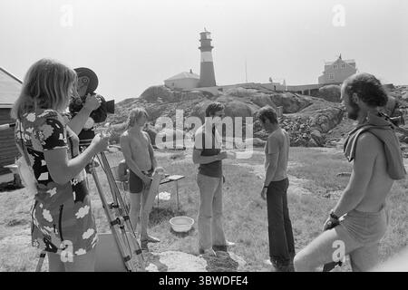 Aktuell 32 - 4 - 1972 : été cinématographique dans le sud de la Norvège C'est l'été du cinéma et de la littérature norvégiens dans le sud de la Norvège. Norsk film A/S et Team-film battent leur plein avec deux productions. Norsk film s'est concentré sur 'Omgivelser' de Kjell Askildsen, Team-film traite avec Sigbjørn Hølmebakk et 'Jentespranget'. Tournage du film Omgivelser au phare de Ryvingen. Photo : ODD Ween / Aktuell / NTB ***LA PHOTO N'EST PAS TRAITÉE*** *le texte est traduit automatiquement* Banque D'Images