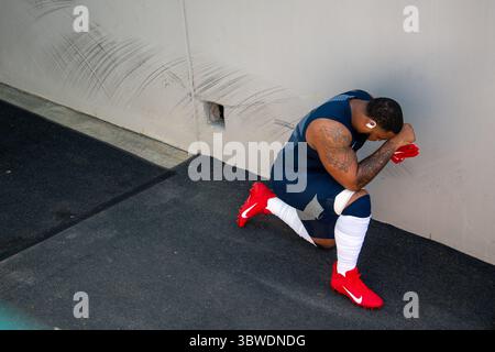 13 décembre 2020, Jacksonville, Floride, États-Unis : Tennessee Titans Defensive End JEFFERY SIMMONS (98) prend un moment pour lui-même avant de marcher sur le terrain pendant les échauffements d'avant-match au TIAA Bank Field à Jacksonville, en Floride. (Crédit image : © Michael Johnson/ZUMA Wire) Banque D'Images