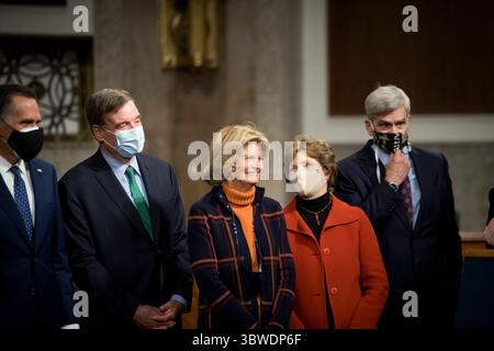 14 décembre 2020, États-Unis : le sénateur américain Mitt Romney (républicain de l'Utah), à gauche, le sénateur américain Mark Warner (démocrate de Virginie), deuxième à partir de la gauche, la sénatrice américaine Lisa Murkowski (républicaine de l'Alaska), troisième à partir de la gauche, la sénatrice américaine Jeanne Shaheen (démocrate du New Hampshire), deuxième à droite et le sénateur américain Bill Cassidy (républicain de Louisiane), à droite, se joignent le sénateur américain Joe Manchin III (démocrate de Virginie occidentale) et un groupe bipartisan, le texte des deux partis. des projets de loi bicaméraux de secours d’urgence COVID-19 qui proposent de fournir jusqu’à 908 milliards de dollars Banque D'Images