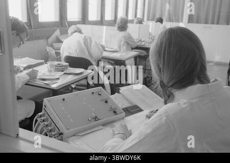 Courant 17 - 6 - 1974 : fait avec du bon goûteAu laboratoire de l'abattoir norvégien à Løren à Oslo, 16 personnes s'assoient et jugent le goût de la viande norvégienne et des produits de porc. Photo : Sverre A. Børretzen / Aktuell / NTB ***PHOTO NON TRAITÉE*** Banque D'Images