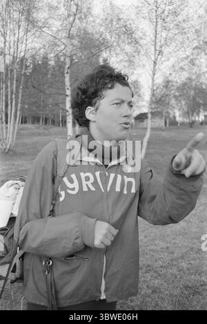 Réel 19 - 1974 : mais ils ne sont pas autorisés à rejoindre ils sont à nouveau prêts pour le relais Holmenkoll - « la plus belle aventure du printemps ». Ou « le grand test de la virilité », car l'événement a également été renommé. Ce relais populaire, qui est un moment fort annuel pour des milliers d’athlètes à travers le pays, et qui a tant signifié pour la popularité de la course dans ce pays, est toujours réservé aux hommes. Malgré le fait que les sportifs de tout le pays exigent que les athlètes féminines soient également autorisées à participer à ce festival sportif, les organisateurs, IK Tjalve et Aftenposten, restent debout Banque D'Images