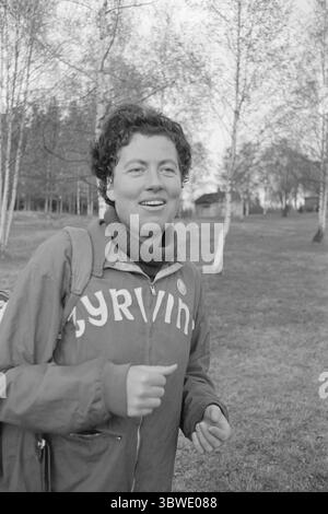 Réel 19 - 1974 : mais ils ne sont pas autorisés à rejoindre ils sont à nouveau prêts pour le relais Holmenkoll - « la plus belle aventure du printemps ». Ou « le grand test de la virilité », car l'événement a également été renommé. Ce relais populaire, qui est un moment fort annuel pour des milliers d’athlètes à travers le pays, et qui a tant signifié pour la popularité de la course dans ce pays, est toujours réservé aux hommes. Malgré le fait que les sportifs de tout le pays exigent que les athlètes féminines soient également autorisées à participer à ce festival sportif, les organisateurs, IK Tjalve et Aftenposten, restent debout Banque D'Images