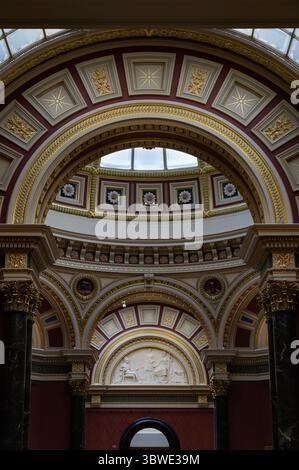 Londres, Royaume-Uni - 12 juillet 2025 - style néoclassique architectural trouvé dans les salles Barry de la National Gallery, caractérisé par des caractéristiques telles que t Banque D'Images