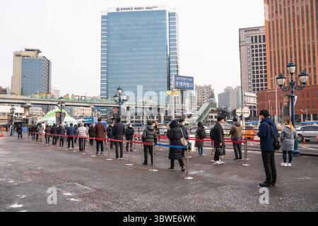 18 décembre 2020, Séoul, Corée du Sud : les gens font la queue pour obtenir le test COVID-19 sur un site temporaire de test COVID-19 en face de la station de Séoul à Séoul..la Corée du Sud a confirmé jusqu’à présent 48 577 cas de coronavirus avec 34 354 récupérés et 656 décès. (Crédit image : © Simon Shin/SOPA images via ZUMA Wire) Banque D'Images