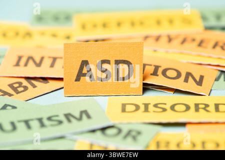 TSA autisme trouble du spectre neurodéveloppemental, déficits dans la communication et l'interaction sociales, cerveau avec déficience, hypersensibilité et Abnorma Banque D'Images