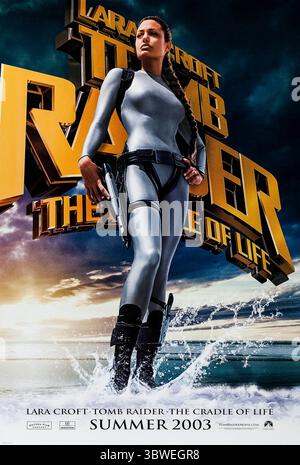 Lara Croft : Tomb Raider - le berceau de la vie (2003) réalisé par Jan de Bont et avec Angelina jolie, Gerard Butler et Ciarán Hinds. L’aventurière Lara Croft se lance dans la récupération de la boîte de Pandore avant qu’un scientifique impitoyable ne l’utilise pour déclencher une dévastation mondiale. Photographie d'une affiche américaine originale de 2003 À USAGE ÉDITORIAL EXCLUSIF. Crédit : BFA / Paramount Pictures Banque D'Images