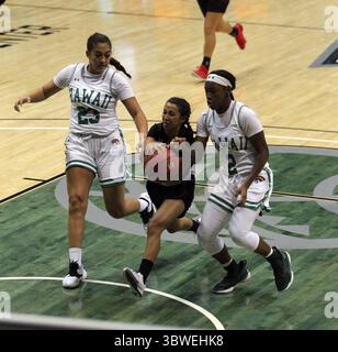20 décembre 2020 - le garde Hawai'i Rainbow Wahine Teionni McDaniel #2 et le garde Hawai'i Rainbow Wahine MeiLani McBee #23 Hammer Hawaii -Hilo Vulcans garde Mandi Kawaha #3 sur le chemin du cerceau pendant un match entre les Hawaii Rainbow Warriors et les Hawaii-Hilo Vulcans à la SimpliFi Arena au Stan Sheriff Center à Honolulu, HI - Michael Sullivan/CSM image & Michael Sullivan (Credit image) Banque D'Images