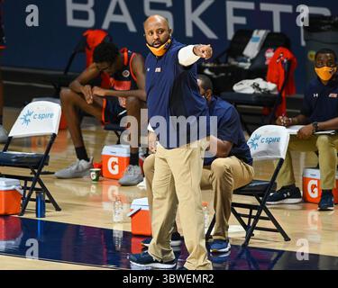 22 décembre 2020 : L'entraîneur-chef d'UT Martin, montez Robinson, sur la touche lors du match de basket-ball de la NCAA entre l'Université du Tennessee Martin et l'Université du Mississippi au Pavillion à Oxford, MS. Kevin Langley/Sports South Media/CSM(image de crédit : &copy ; Kevin Langley/CSM via ZUMA Wire) Banque D'Images