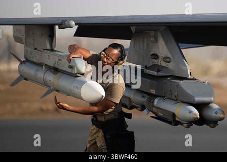 16 décembre 2020 - base aérienne d'Al Dhafra, Émirats arabes Unis - Un technicien des systèmes d'armement de l'armée de l'air américaine affecté au 380e escadron expéditionnaire de maintenance d'aéronefs effectue des inspections finales sur des munitions armées d'un Faucon combattant F-16 à la base aérienne d'Al Dhafra, Émirats arabes Unis, Dec. 16, 2020. Les spécialistes des systèmes d'armement des aéronefs veillent à ce que les munitions soient correctement chargées sur les aéronefs. (Image de crédit : © Bryan Guthrie/U.S. Air Force/ZUMA Wire/ZUMAPRESS.com) Banque D'Images