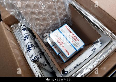 22 décembre 2020 - Garde nationale conjointe de McEntire Ba, Caroline du Sud, États-Unis - le Commandement médical de la Garde nationale de Caroline du Sud reçoit sa première cargaison de vaccins Moderna COVID-19 à la base de la Garde nationale conjointe de McEntire, Caroline du Sud, le 22 décembre 2020. La Garde nationale de Caroline du Sud est un État pilote du programme de vaccination du ministère de la Défense de Moderna (DoD) et reçoit une allocation limitée du DoD pour les soldats et aviateurs de la Garde nationale de Caroline du Sud pour avoir la possibilité de prendre volontairement le vaccin. La Garde nationale de Caroline du Sud reste prête à soutenir les comtés, locaux et étatiques Banque D'Images