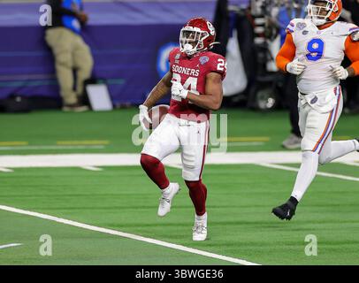 30 décembre 2020 Arlington, TX..Oklahoma Sooners Running Back Marcus Major (24) marque la 2e mi-temps lors des Florida Gators, contre le match de football universitaire des Oklahoma Sooners, au Goodyear Cotton Bowl, à Arlington, Texas, le 30 décembre 2020. (Crédit obligatoire : Tommy Hays / MarinMedia.org / Cal Sport Media) (photographe complet absolu, et crédits requis)..télévision, ou magazines à but lucratif Contactez MarinMedia directement.(crédit image : &copy ; Tommy Hays / Marinmedia.Org / CA / CSM via ZUMA Wire) Banque D'Images