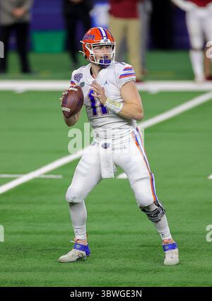 30 décembre 2020 Arlington, TX..le quarterback des Gators de Floride Kyle Trask (11 ans) en action lors des Gators de Floride, contre le match de football universitaire des Oklahoma Sooners, au Goodyear Cotton Bowl, à Arlington, Texas, le 30 décembre 2020. (Crédit obligatoire : Tommy Hays / MarinMedia.org / Cal Sport Media) (photographe complet absolu, et crédits requis)..télévision, ou magazines à but lucratif Contactez MarinMedia directement.(crédit image : &copy ; Tommy Hays / Marinmedia.Org / CA / CSM via ZUMA Wire) Banque D'Images