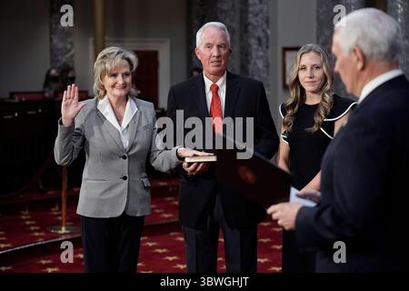 3 janvier 2021, Washington, District of Columbia, États-Unis : la sénatrice des États-Unis Cindy Hyde-Smith (républicaine du Mississippi), accompagnée de son mari Mike Smith et de sa fille Anna-Michael Smith, prête serment du vice-président Mike Pence lors d’une cérémonie de reconstitution dans la salle de l’ancien Sénat au Capitole de Washington, dimanche 3 janvier 2021 (image crédit : © J. Scott Applewhite - Pool via C/CNP via ZUMA Wire) Banque D'Images