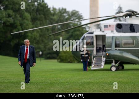 East Rutherford, New Jersey, États-Unis. 13 juillet 2025. Le président Donald Trump revient après la finale de la Coupe du monde de la FIFA, dimanche 13 juillet 2025, au MetLife Stadium à East Rutherford, New Jersey. (Crédit image : © Daniel Torok/Maison Blanche/ZUMA Press Wire) USAGE ÉDITORIAL SEULEMENT ! Non destiné à UN USAGE commercial ! Banque D'Images