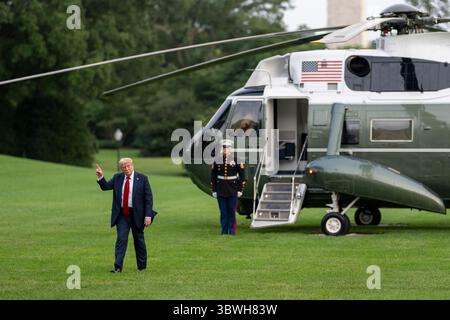 East Rutherford, New Jersey, États-Unis. 13 juillet 2025. Le président Donald Trump revient après la finale de la Coupe du monde de la FIFA, dimanche 13 juillet 2025, au MetLife Stadium à East Rutherford, New Jersey. (Crédit image : © Daniel Torok/Maison Blanche/ZUMA Press Wire) USAGE ÉDITORIAL SEULEMENT ! Non destiné à UN USAGE commercial ! Banque D'Images