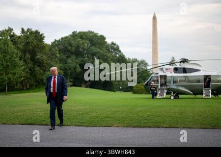 East Rutherford, New Jersey, États-Unis. 13 juillet 2025. Le président Donald Trump revient après la finale de la Coupe du monde de la FIFA, dimanche 13 juillet 2025, au MetLife Stadium à East Rutherford, New Jersey. (Crédit image : © Daniel Torok/Maison Blanche/ZUMA Press Wire) USAGE ÉDITORIAL SEULEMENT ! Non destiné à UN USAGE commercial ! Banque D'Images