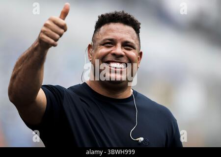 Ronaldo Luis Nazario de Lima fait des gestes avant le match final de la Coupe du monde des clubs de la FIFA entre le Chelsea FC et le Paris Saint-Germain FC. Banque D'Images