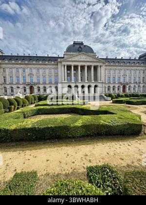 Palais royal de Bruxelles avec des jardins bien entretenus un jour d'été, Belgique Banque D'Images