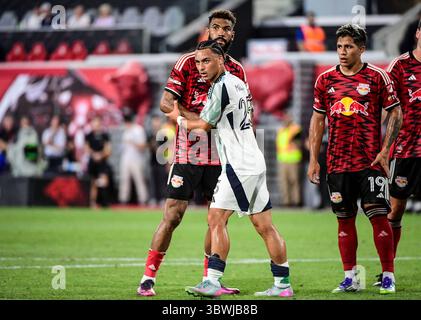 Harrison, États-Unis. 02 juillet 2025. Harrison, NJ, États-Unis, 16 juillet 2025 : Peyton Miller (25 New England Revolution) défend Eric Maxim Choupo-Moting (13 New York Red Bulls) lors du match de football entre les New York Red Bulls et la New England Revolution au Sports Illustrated Stadium de Harrison, NJ États-Unis (USAGE ÉDITORIAL SEULEMENT). (Rebekah Wynkoop/SPP) crédit : SPP Sport Press photo. /Alamy Live News Banque D'Images