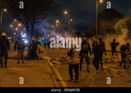 17 juin 2021, Bogota, Cundinamarca, Colombie : les manifestants jettent des pierres et débordent le long des bombes de molotov alors que les affrontements entre les manifestants et la police anti-émeute colombienne (ESMAD) se sont intensifiés dans la nuit du 17 juin 2021 à Bogota, Colombie, au milieu des manifestations antigouvernementales contre la brutalité policière et le gouvernement du président Ivan Duque. (Crédit image : © Miyer Juana/LongVisual via ZUMA Wire) Banque D'Images