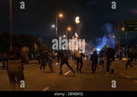17 juin 2021, Bogota, Cundinamarca, Colombie : les manifestants jettent des pierres et débordent le long des bombes de molotov alors que les affrontements entre les manifestants et la police anti-émeute colombienne (ESMAD) se sont intensifiés dans la nuit du 17 juin 2021 à Bogota, Colombie, au milieu des manifestations antigouvernementales contre la brutalité policière et le gouvernement du président Ivan Duque. (Crédit image : © Miyer Juana/LongVisual via ZUMA Wire) Banque D'Images