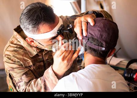 14 juin 2021 - Maroc - U.S. Air Force Maj. Rolando de Luna, prestataire médical, affecté au 116e Groupe médical, la Garde nationale aérienne de Géorgie examine un patient lors de l'exercice African Lion 2021 le 14 juin 2021, à l'hôpital militaire médical de terrain de Tafraoute, Maroc. African Lion 2021 est l'exercice annuel le plus important, le plus important et le plus important du Commandement africain des États-Unis, organisé par le Maroc, la Tunisie et le Sénégal, du 7-18 au 30 juin. Plus de 7 000 participants de neuf pays et de l’OTAN s’entraînent ensemble, en mettant l’accent sur l’amélioration de la préparation des forces américaines et des Nations partenaires. African Lion 21 est multi-domaines, mul Banque D'Images