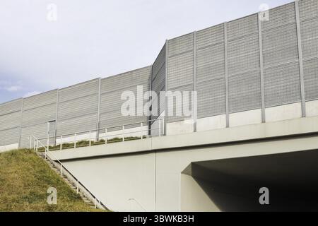 Barrières acoustiques le long d'une autoroute bruyante. Pollution sonore Banque D'Images