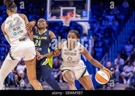 Arlington, Texas, États-Unis. 16 juillet 2025. La garde des Aces de Las Vegas JACKIE YOUNG (0) va au panier tandis que le centre des Aces de Las Vegas AJA WILSON (22) établit un choix sur la garde des ailes de Dallas ARIKE OGUNBOWALE (24) lors d'un match WNBA entre les Aces de Las Vegas et les ailes de Dallas au College Park Center. Las Vegas gagne 90-86. (Crédit image : © Mark Fann/ZUMA Press Wire) USAGE ÉDITORIAL SEULEMENT ! Non destiné à UN USAGE commercial ! Banque D'Images