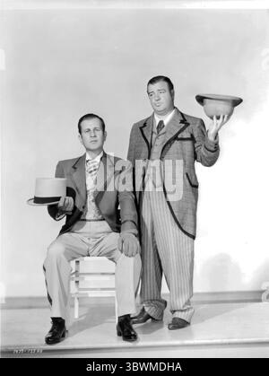 Abbott et Costello posaient en costume tenant leurs chapeaux dans un portrait classique. dans l'un de leurs sketches populaires. William ''Bud'' Abbott et Lou Costello étaient un duo comique américain dont le travail dans le vaudeville et sur scène, à la radio, au cinéma et à la télévision a fait d'eux l'équipe comique la plus populaire dans les années 1940 et au début des années 1950 (crédit image : © Movie Star News via ZUMA Press Wire Service) Banque D'Images
