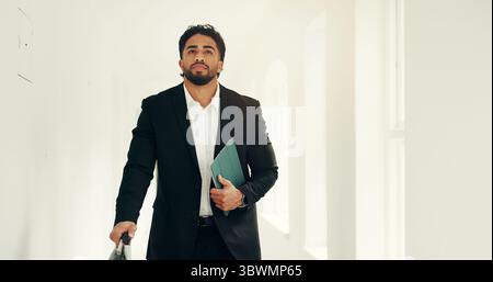 Homme, bagages et tablette à l'hôtel en voyage d'affaires pour l'immobilier investir dans couloir sur voyage. Personne, agent immobilier ou agent immobilier avec bagages Banque D'Images