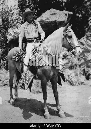 Roy Rogers dans un costume de cow-boy avec un cheval (crédit image : © Movie Star News via ZUMA Press Wire Service) Banque D'Images