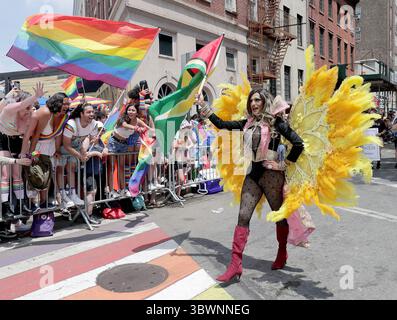 27 juin 2021 : les participants défilent lors de la New York City Pride March annuelle à Manhattan, New York, le dimanche 27 juin 2021. (Crédit image : © TNS via ZUMA Wire) Banque D'Images