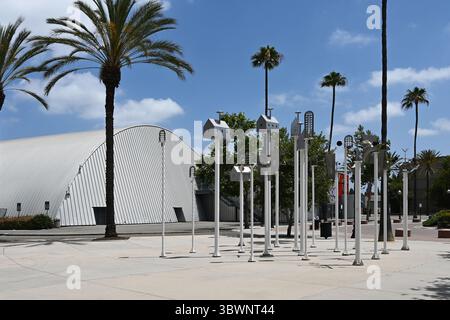 ANAHEIM, CALIFORNIE - 23 JUIN 2025 : Anaheim Ice, est une patinoire intérieure connue pour être l'une des œuvres majeures de l'architecte Frank Gehry. Banque D'Images