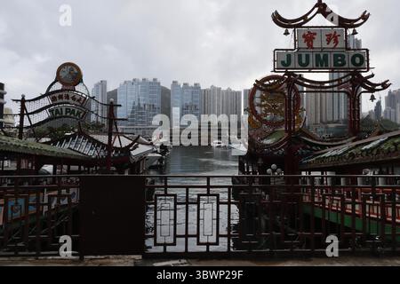 29 juin 2021, HONG KONG, CHINE : RESTAURANT FLOTTANT JUMBO ( fruits de mer ), il était autrefois un point de repère pour les touristes et l'un des symboles proéminents du tourisme de Hong Kong se trouve désolé sans soins à l'ancien port de pêche d'Aberdeen à Hong Kong. Deux ans après la PANDÉMIE qui a pris naissance à Wuhan, EN CHINE, a frappé la ville, le tourisme et la restauration de Hong Kong ont subi d'énormes pertes en raison de la dissipation des touristes étrangers en visite.juin-29,2021Hong Kong.ZUMA/Liau Chung-Ren (crédit image : © Liau Chung-Ren/ZUMA Wire) Banque D'Images