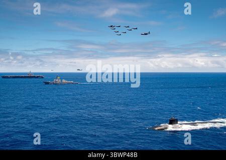 22 juin 2021 - Océan Pacifique - le porte-avions USS Carl Vinson (CVN 70), le destroyer de missiles guidés USS Dewey (DDG 105) et le sous-marin d'attaque USS Seawolf (SSN 21) naviguent en formation tandis que des avions du Marine Fighter Attack Squadron (VMFA) 323 et du Marine Aerial refuge transport Squadron (VMGR) 352 survolent la formation dans la zone d'opérations des îles hawaïennes, le 22 juin. Le Carl Vinson Carrier Strike Group mène des opérations de routine dans la 3e flotte américaine. (Image de crédit : © U.S. Navy/ZUMA Press Wire Service/ZUMAPRESS.com) Banque D'Images